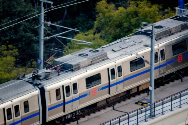 Aerial shot of metro train on an overhead metro track — Stock Photo, Image