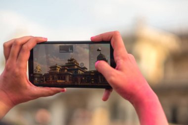 Turist bir cep telefonu ile jaipur ünlü albert salonu nun bir fotoğraf çekmek 