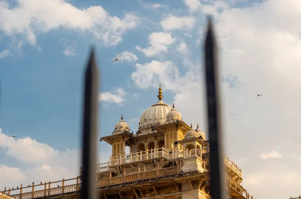 Albert Hall em Jaipur disparou através de uma cerca de ferro fora de foco em um céu nublado — Fotografia de Stock