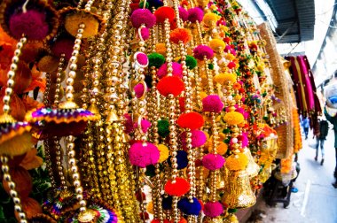 Chandni Chowk Delhi bir mağazaasılı çan ve puf ile sarkan altın süslemeler