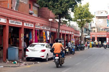 Boş ve kapalı jaipur pazarına motosiklet kullanan lar
