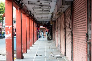 Resmi tatilde bir jaipur pazarında Kepenkli dükkanlar 