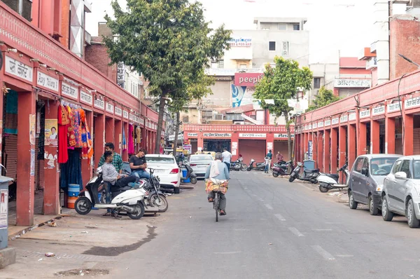Людина їзда цикл на порожніх вулицях Бау-базар в Джайпурі — стокове фото
