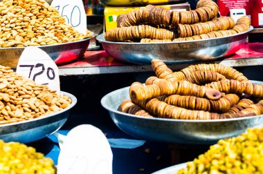 Satılık chandni chowk delhi kuru meyve çeşitli yığınları
