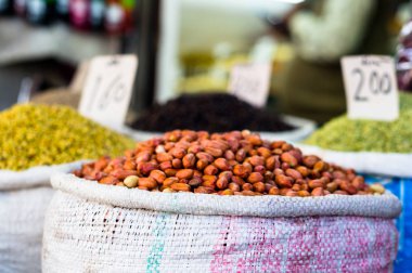 Fiyat etiketi satışa hazır bir gunny çanta içinde kabuklu fıstık yığını