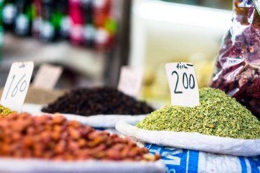 Satılık chandni chowk delhi kuru meyve çeşitli yığınları