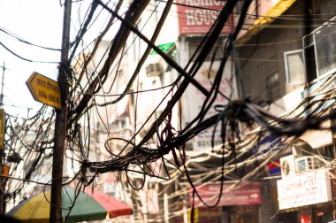 Kutup üzerinde karışık dağınık elektrik telleri bir güvenlik tehlikesi teşkil