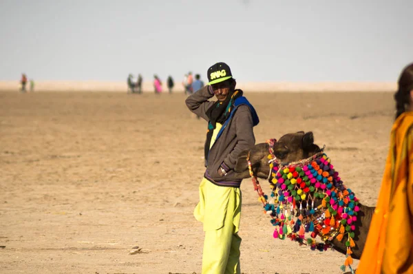 Camello propietario pastor de pie con su camello coloridamente decorado — Foto de Stock