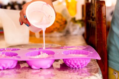 Soğuk dökmek pembe sabun karışımı ev yapımı sabun için pembe kalıplar içine dökülen ediliyor 