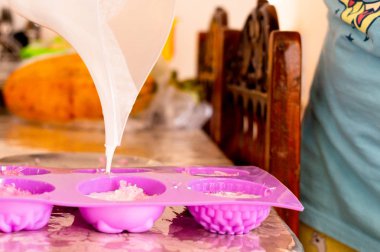 Soğuk dökmek pembe sabun karışımı ev yapımı sabun için pembe kalıplar içine dökülen ediliyor 