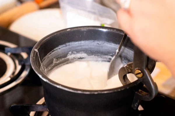 鍋で溶かされている白い石鹸ベースブロックの浅いフォーカスショット — ストック写真