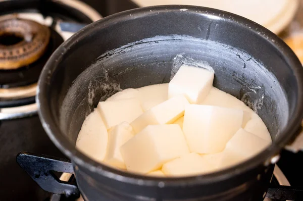 Ondiepe focus shot van witte zeep basis blokken gesmolten in een pot — Stockfoto