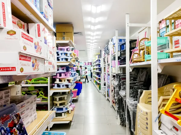 Witte gangen met plastic stoelen, krukken en meer zitplaatsen en storge items — Stockfoto