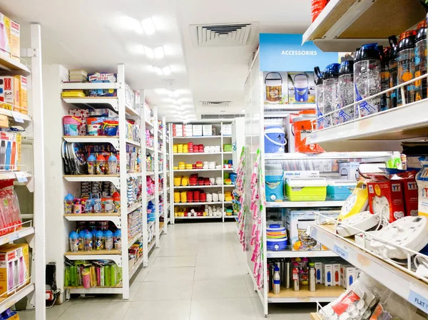 Lege gangen met elektrische borden, flessen en storge containers — Stockfoto