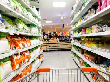 Süpermarket rafları şeker, tuz, un, chutney ve daha fazla pişirme ingridients ile yığılmış