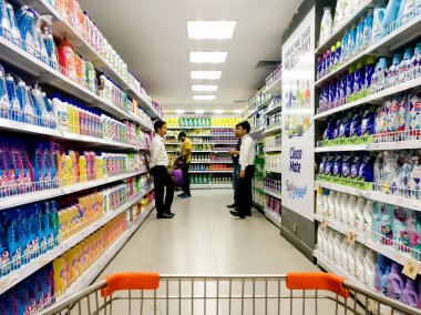 Deterjanlar ve temizlik malzemeleri ile yığılmış süpermarket rafları