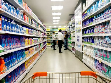 Deterjanlar ve temizlik malzemeleri ile yığılmış süpermarket rafları
