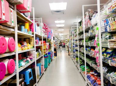 Plastik tabureli beyaz süpermarket rafları ve ev temizlik malzemeleri