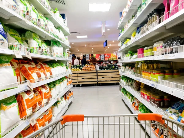 Supermarkt planken gestapeld met suiker, zout, meel, chutney en meer koken van ingrediënten — Stockfoto