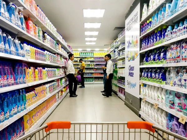 Supermarkt planken gestapeld met reinigingsmiddelen en reinigings benodigdheden — Stockfoto