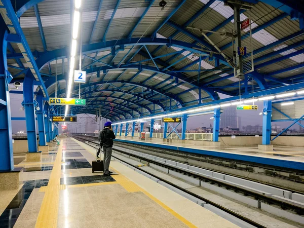 Tom Metro tågstationen på natten med blå takbjälkar och vissa människor — Stockfoto