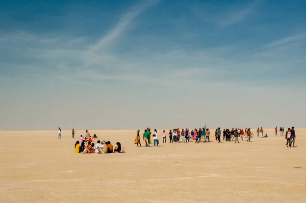 Толпа людей движется дальше и наслаждается огромным пространством белого ранна гуджарата Кач — стоковое фото