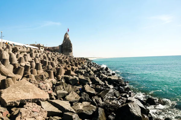 Osamělý hinduistický chrám s vlajkou na arabském moři s přerušovači vln — Stock fotografie