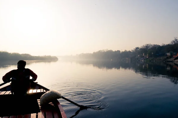 Silhuett av båtsman rodd ut i Yamuna Ganga floden i — Stockfoto