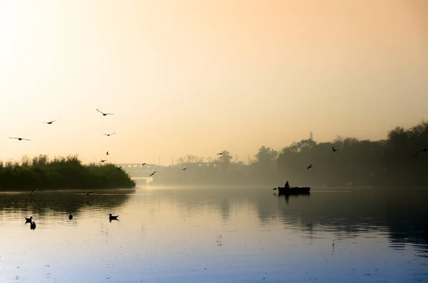 Tidig morgon på Yamuna Ghat med gyllene sol, dimma och blått vatten — Stockfoto