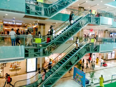 çocuk aktivite ve yürüyen merdiven ile gurgaon alışveriş merkezi havadan çekim