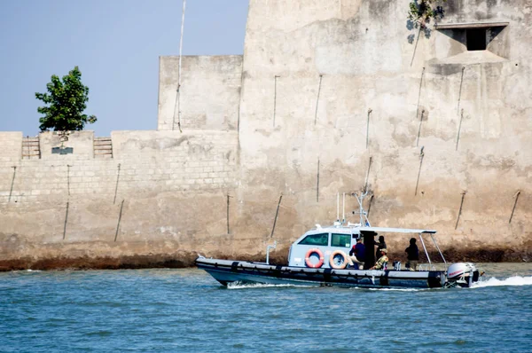 Barco acercándose a la pared de piedra de un castillo en el mar en diu gujarat india —  Fotos de Stock