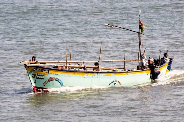 Barca deschisă colorată care navighează în marea albastră a lui Daman diu — Fotografie, imagine de stoc