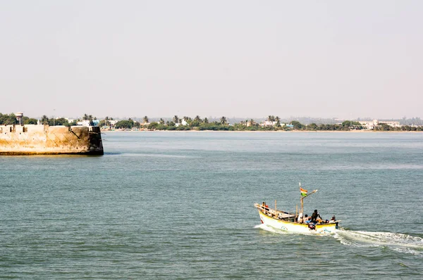 ディウ・グジャラート・インドの海の城の石垣に近づくボート — ストック写真