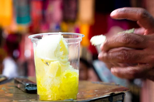 Frissítő Kulfi faluda házi fagylaltot szolgált átlátszó üveg egy utcai étel bódé — Stock Fotó