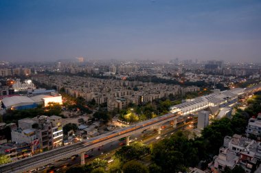 Noida, Delhi, akşam alacakaranlıkta grugaon hava cityscape çekim