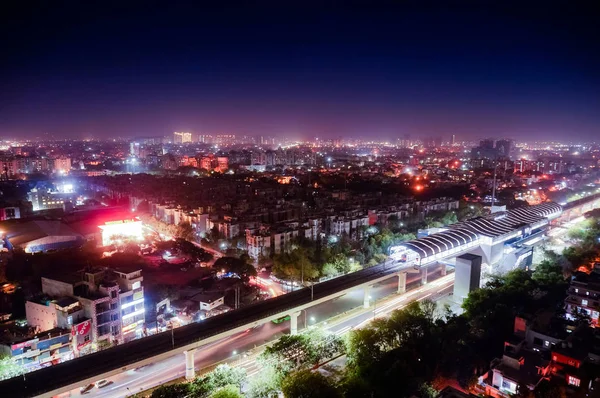 夕暮れ時のノイダ、デリー、グルーガオンの空中都市景観ショット — ストック写真