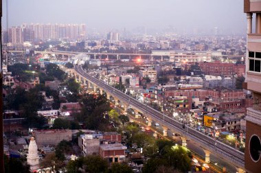 Noida, Delhi, akşam alacakaranlıkta grugaon hava cityscape çekim