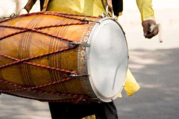 Dhol drummer грає цей традиційний індійський інструмент на вулиці — стокове фото