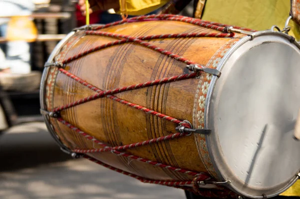 Dhol drummer грає цей традиційний індійський інструмент на вулиці — стокове фото