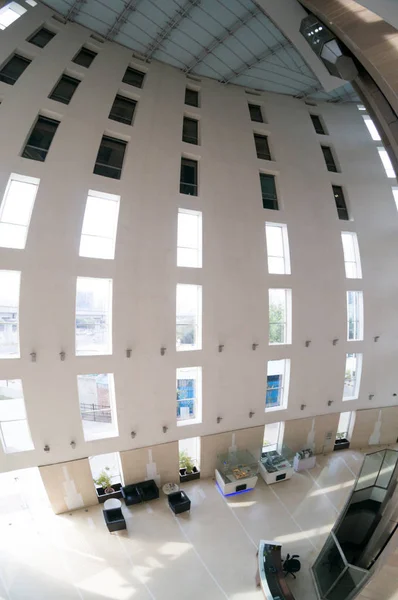 Fisheye plan de l'atrium de bureau avec de hauts piliers et un immense espace ouvert — Photo