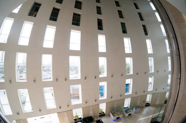 背の高い柱と巨大なオープンスペースを持つオフィスのアトリウムのフィッシュアイショット — ストック写真