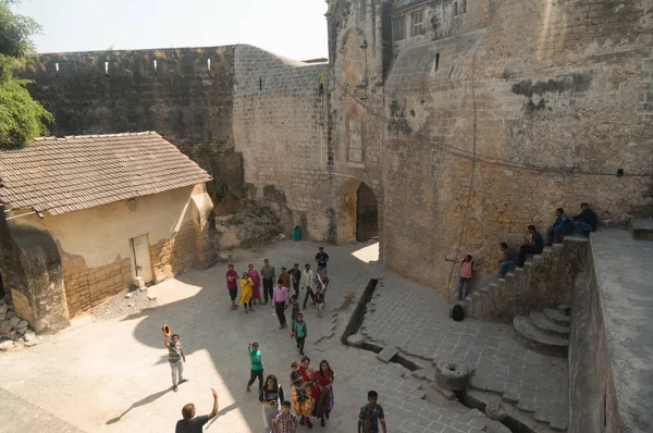Rodiny a lidé vstupující do slavné orientační pevnosti Diu skrz hlavní bránu v gudžaráně — Stock fotografie