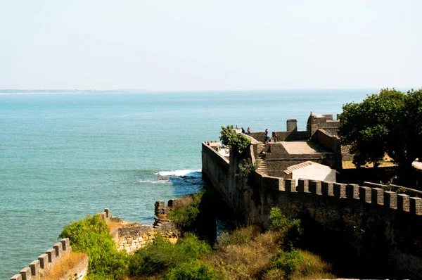 Drohnenaufnahmen von der Diu-Festung mit dem Grün, dem Meer und den Ruinen der Gebäude deutlich sichtbar — Stockfoto