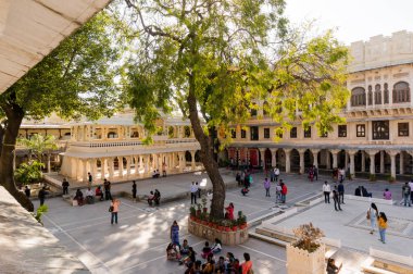 şehir sarayı avlusu ziyaretçiler ve dış duvarları gösteren yüksek bir balkondan vuruldu
