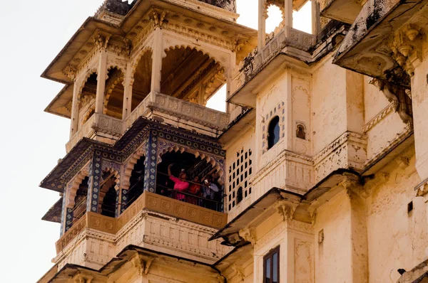 Geschnitzte Sandsteinaußenwände des Udaipur-Palastes mit Bögen, Balkon und Fenstern — Stockfoto