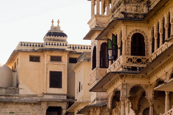 Carved sandstone exterior walls of the udaipur palace with arches, balcony and windows — Stock Photo, Image