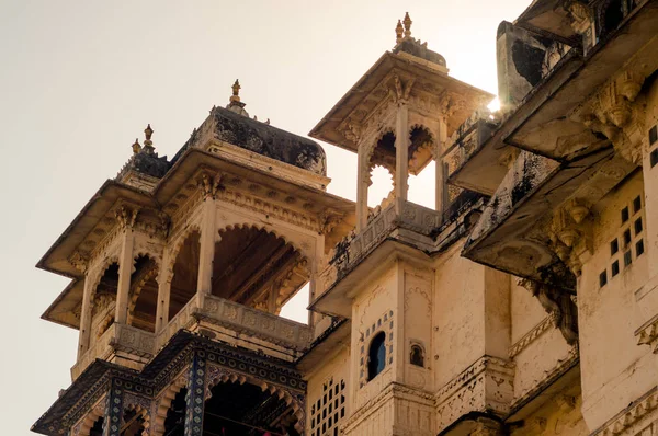 Geschnitzte Sandsteinaußenwände des Udaipur-Palastes mit Bögen, Balkon und Fenstern — Stockfoto