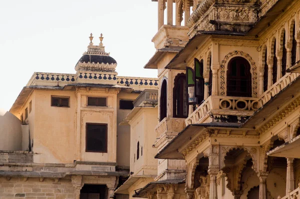 Geschnitzte Sandsteinaußenwände des Udaipur-Palastes mit Bögen, Balkon und Fenstern — Stockfoto