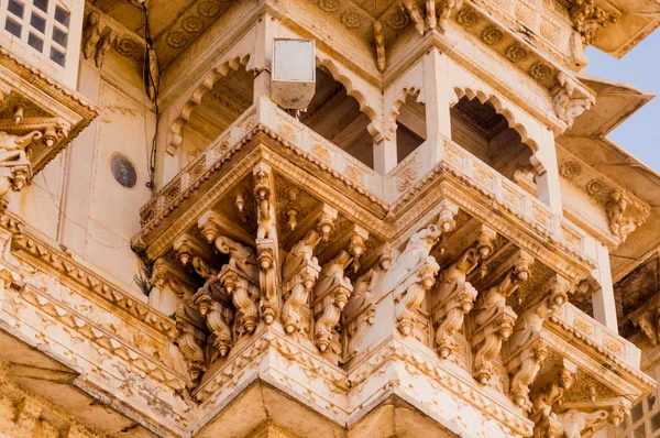 Paredes exteriores de arenito esculpidas do palácio de udaipur com arcos, varanda e janelas — Fotografia de Stock