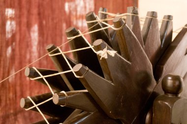 hindistan'da bez yapmak için antika ahşap charkha mili